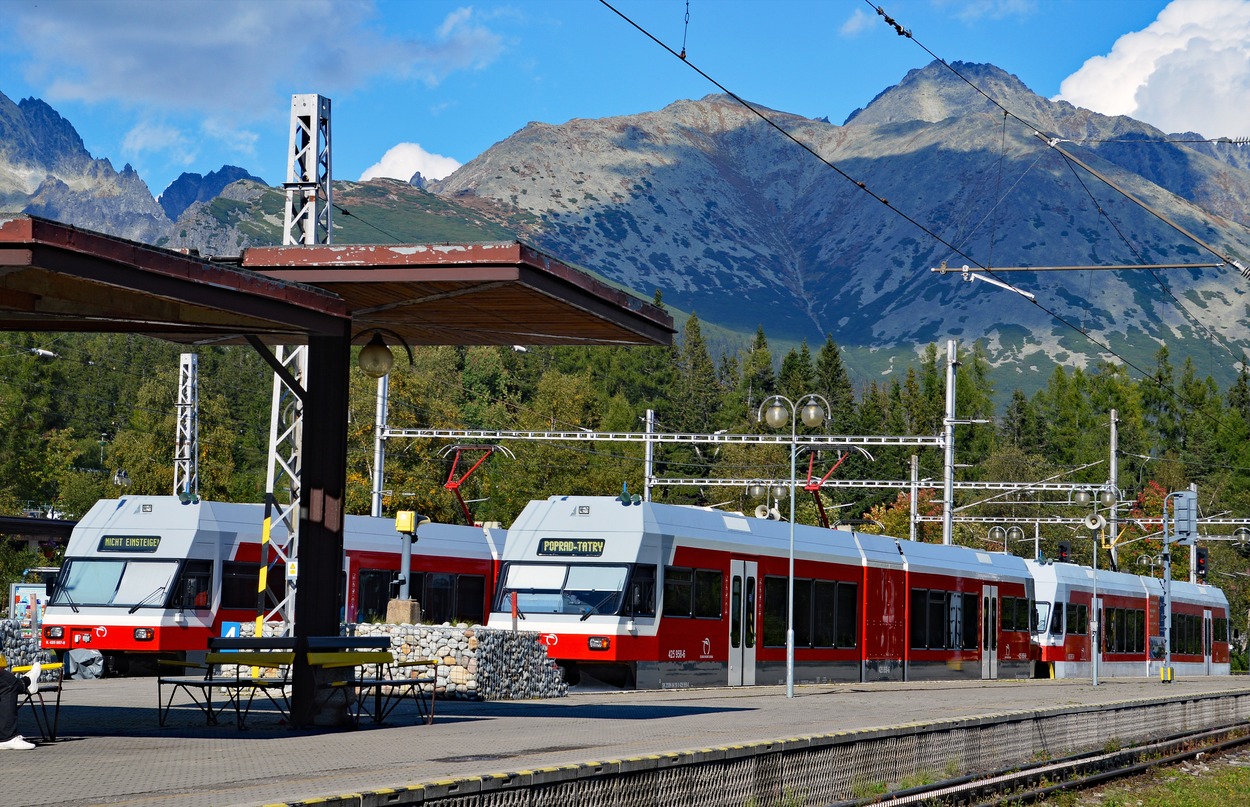 Tatrabahn Schmalspurbahn am Fuße der Hohen Tatra