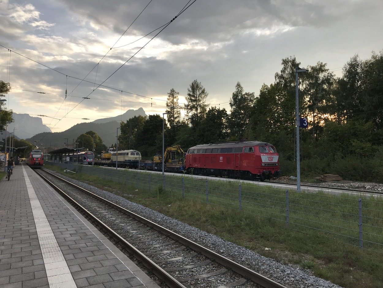 Dieselgewitter am Bahnhof Bad Reichenhall - V100 und BR218 im Bauzugeinsatz